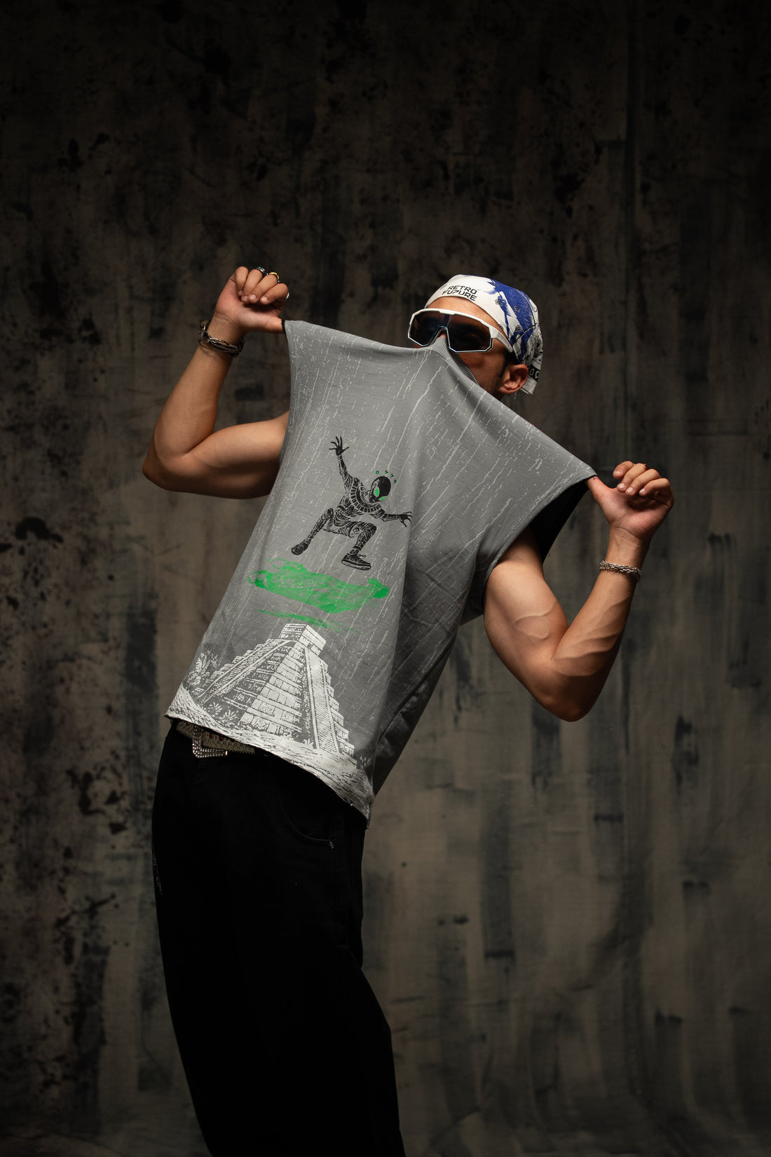 Retrofuture Lost In Time grey oversized sleeveless t-shirt with astronaut graphic